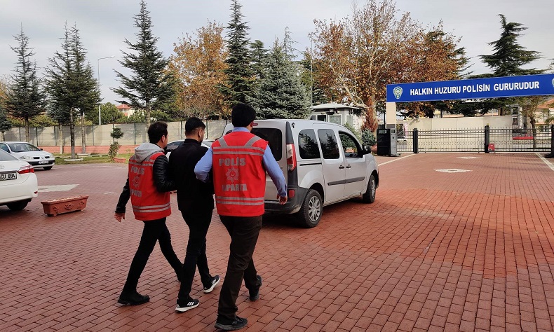 Otomobil dolandırıcısı para çektiği esnada yakalandı