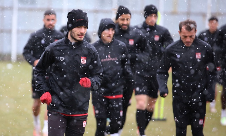 Sivasspor kar altında çalıştı