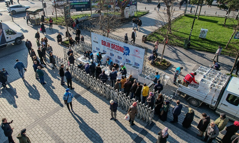 Gaziosmanpaşalı vatandaşlara 3 ton balık dağıtıldı