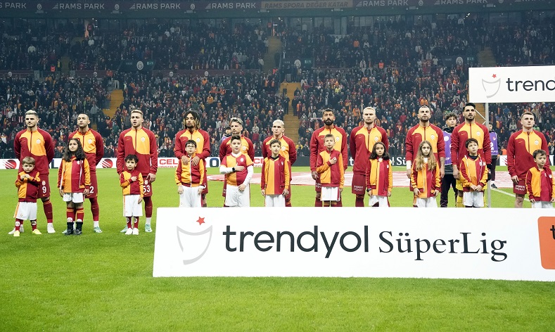 Galatasaray liderlik için derbiye çıkacak