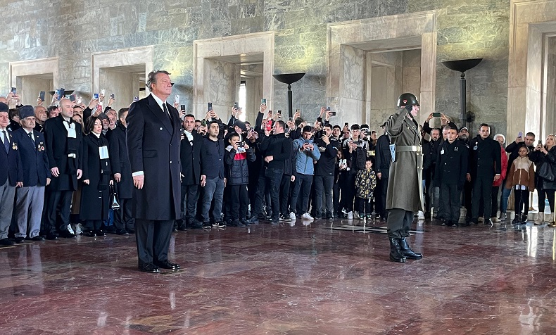 Beşiktaş Başkanı Arat ve beraberindeki heyet, Anıtkabir’i ziyaret etti