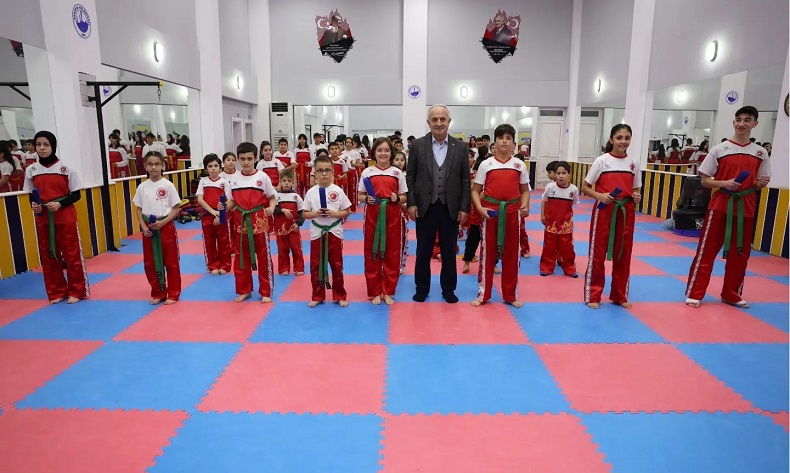 Kick boks sporcuları kuşak sevinci yaşadı