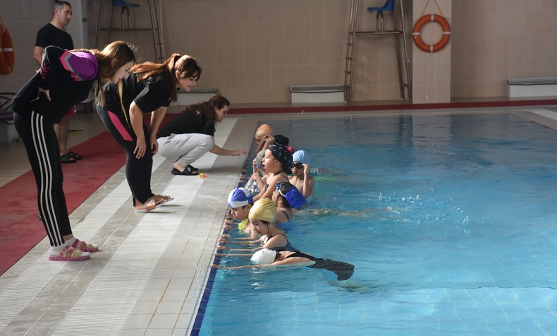 15 bin öğrenciye yüzme kursu verildi