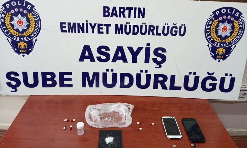 Polisi görünce ağzına bir madde atıp kaçtı, uyuşturucu kullanma aparatını kırarken yakalandı