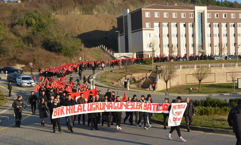 Öğrenciler teröre karşı omuz omuza