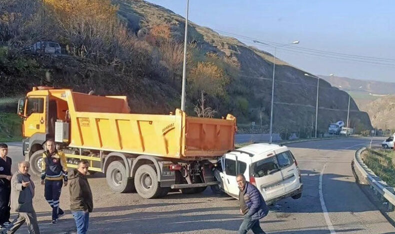 Kontrolden çıkan araç kamyonun altında girdi