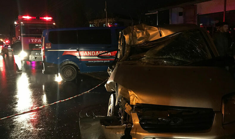 Sakarya’da 3 araç birbirine girdi: 4 yaralı