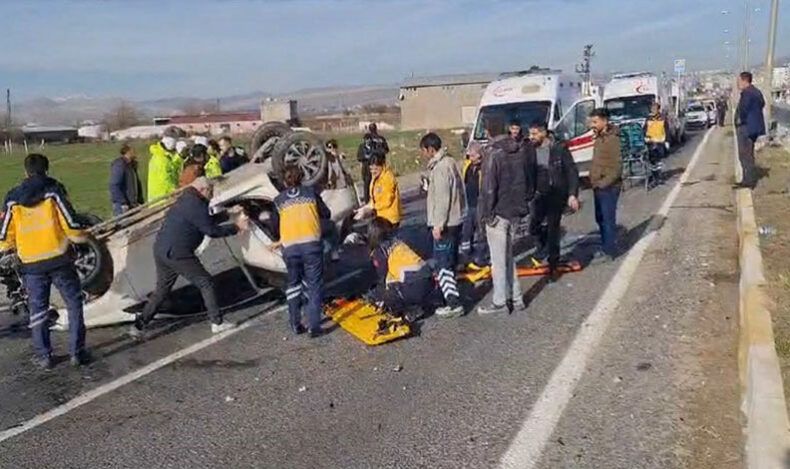 Diyarbakır’da hafriyat kamyonu otomobille çarpıştı
