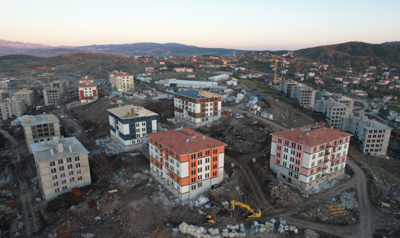 Deprem konutlarında örnek daire göz aldı