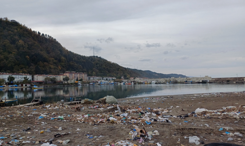 Fırtınanın vurduğu ilçede sahil çöple kapandı