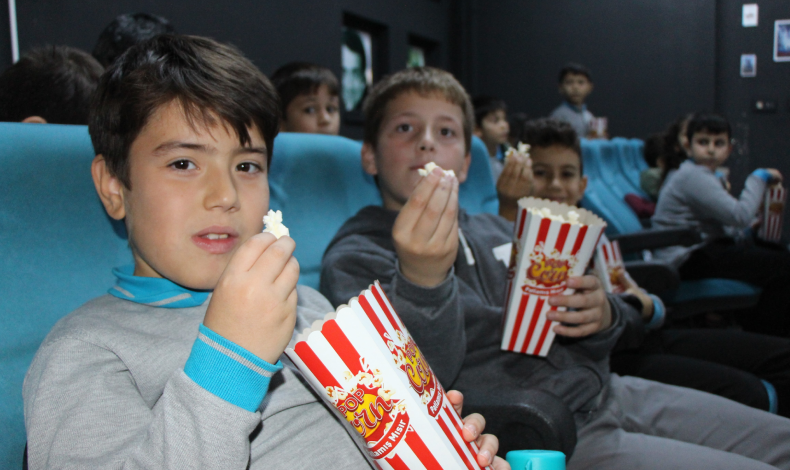 Okul pansiyonunda sinema salonu oluşturdular