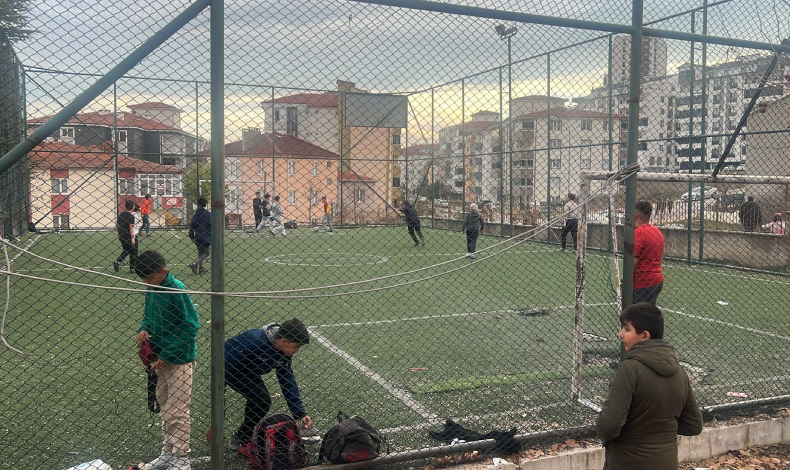 Çocuklar halı saha için valiye seslendi