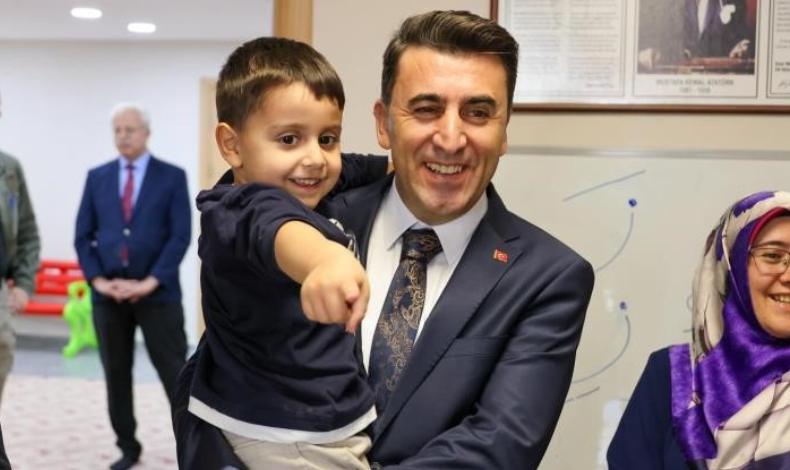 Minik öğrenci valiye okulunu gezdirdi