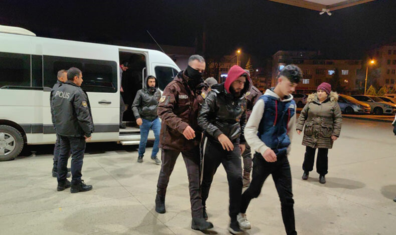 Bursa’da bir evde 13 kaçak göçmen yakalandı