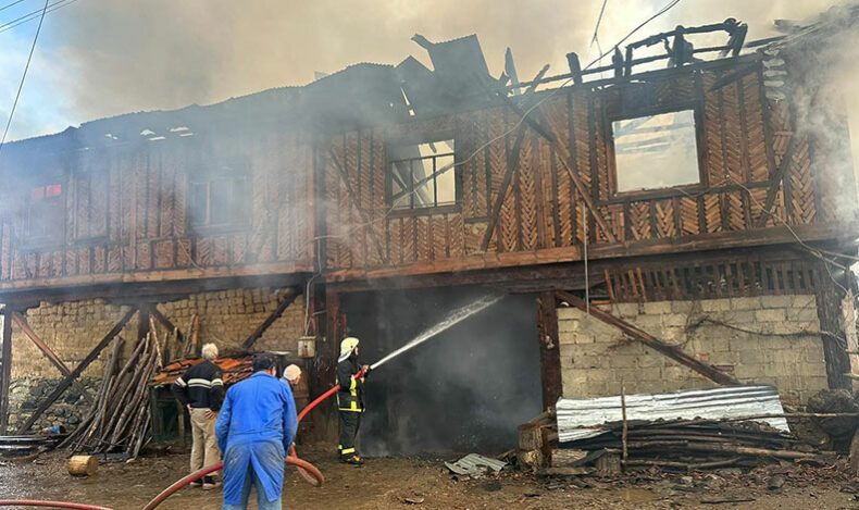 Sobadan çıkan yangın iki katlı ahşap evi küle çevirdi