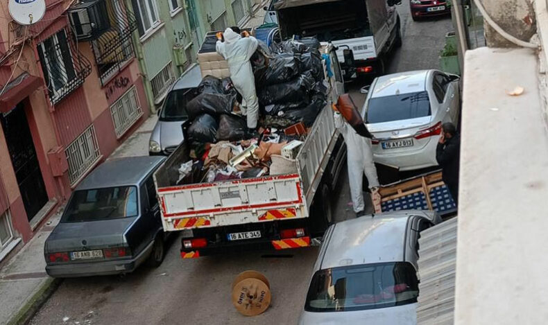 Bursa’da bir evden kamyon dolusu çöp çıktı