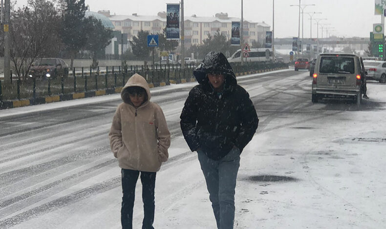 Kars’ta kar yağışı etkili oluyor