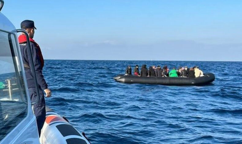 Ölüme terk edilen 32 kaçak göçmen kurtarıldı