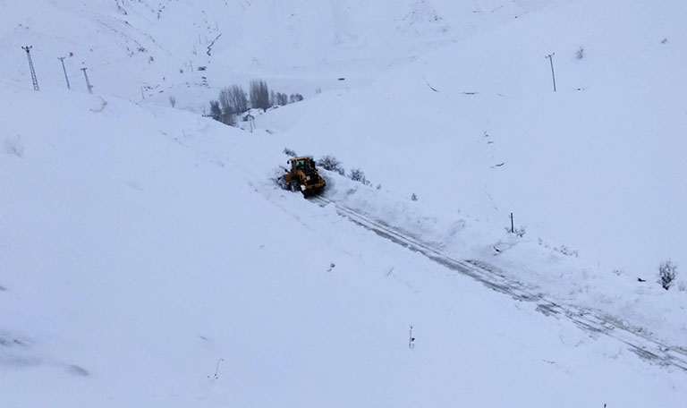 Hakkari’de 32 yerleşim yerinin yolu ulaşıma kapandı