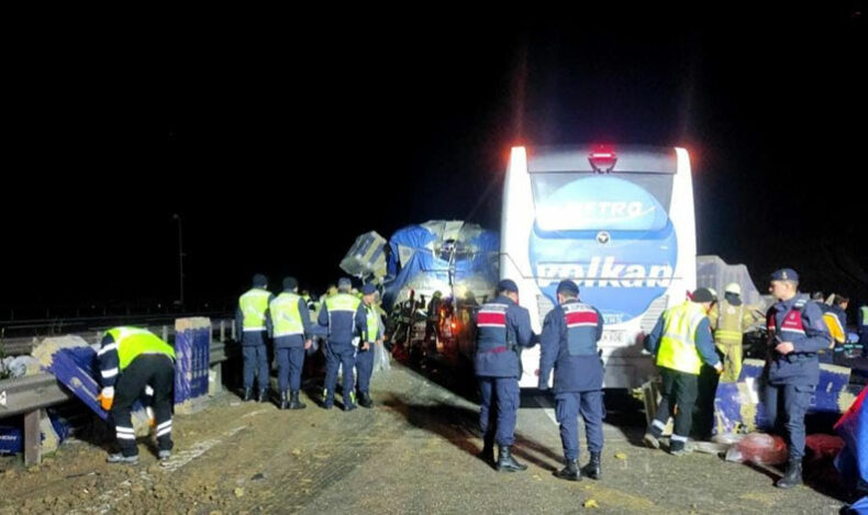 Yolcu otobüsü ile tır çarpıştı: 1 ölü, 31 yaralı