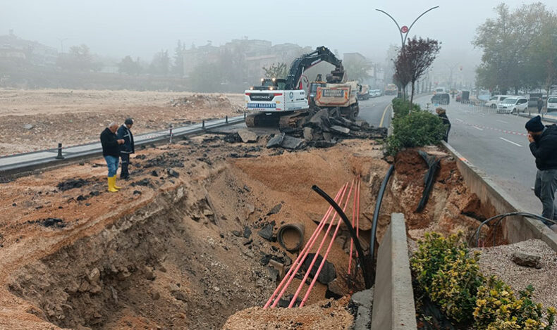 Gaziantep’te sağanak yağış nedeniyle yol çöktü