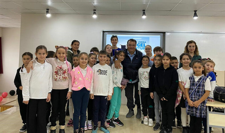 Minik öğrenciler engelli gazeteciyle söyleşti
