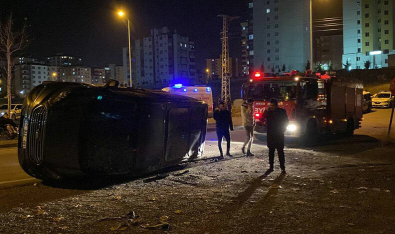 Otomobil ile çarpışan ticari araç devrildi: 7 yaralı