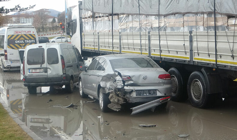 Önce otomobile sonra öğrenci servisine çarptı