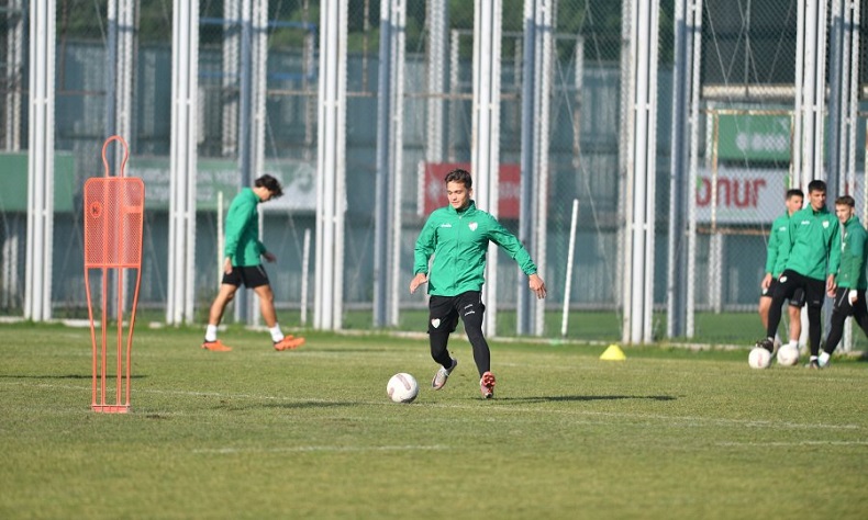 Bursaspor yoğun çalışıyor