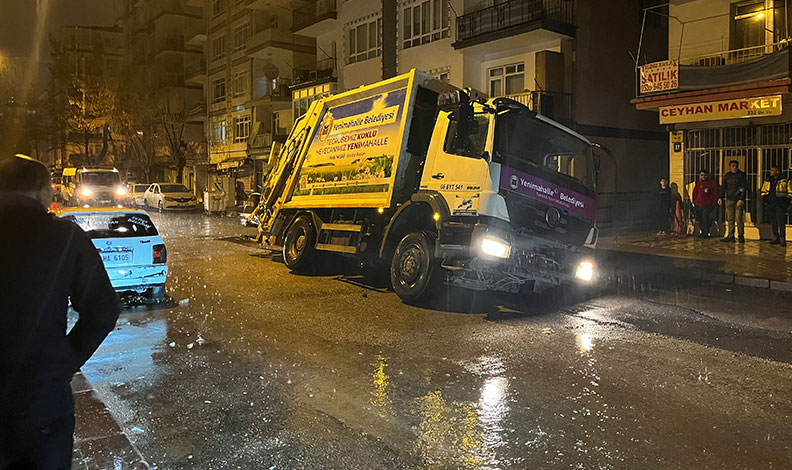 Yol çöktü, çöp kamyonu askıda kaldı