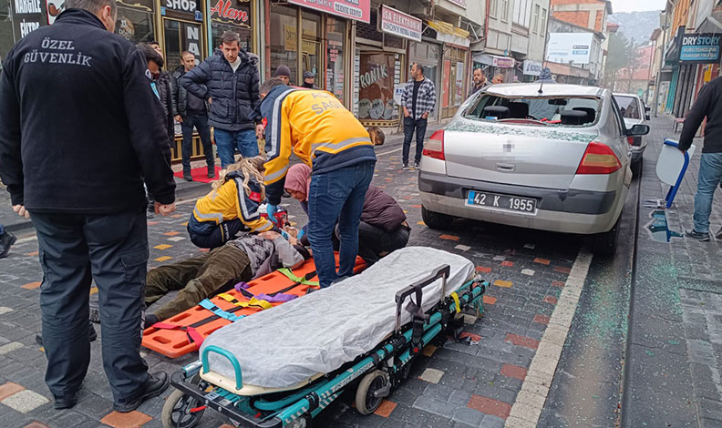 Güneş enerjisinin antifrizini değiştirmek isterken çatıdan otomobilin üzerine düştü