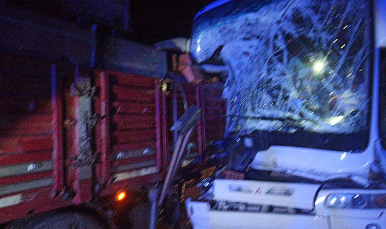 Burdur’da yolcu otobüsü kamyon ile çarpıştı: 2 yaralı