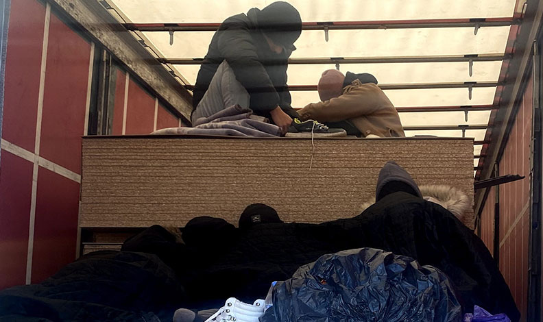 Bursa’da tır dorsesinde 9 kaçak göçmen yakalandı