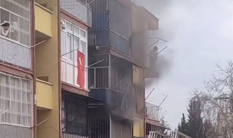 Mersin’de ev yangını: 2 kişi dumandan etkilendi