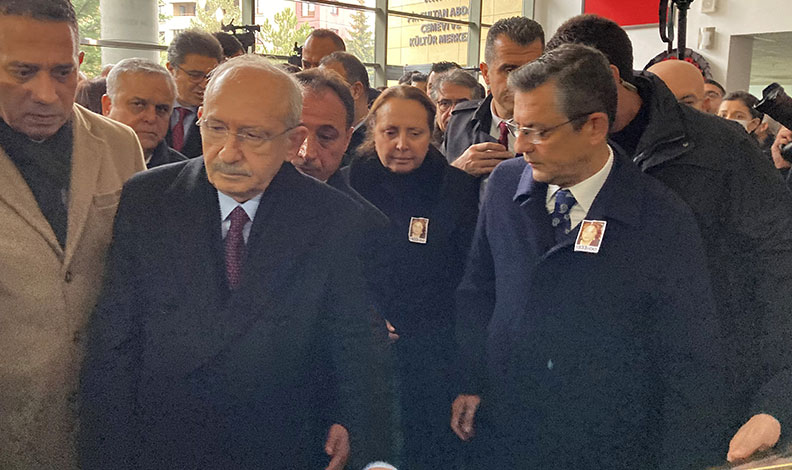 Özel ve Kılıçdaroğlu cenaze töreninde bir araya geldi
