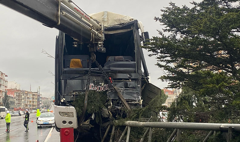 Kontrolden çıkan otobüs 2 araç ve direğe çarparak durabildi