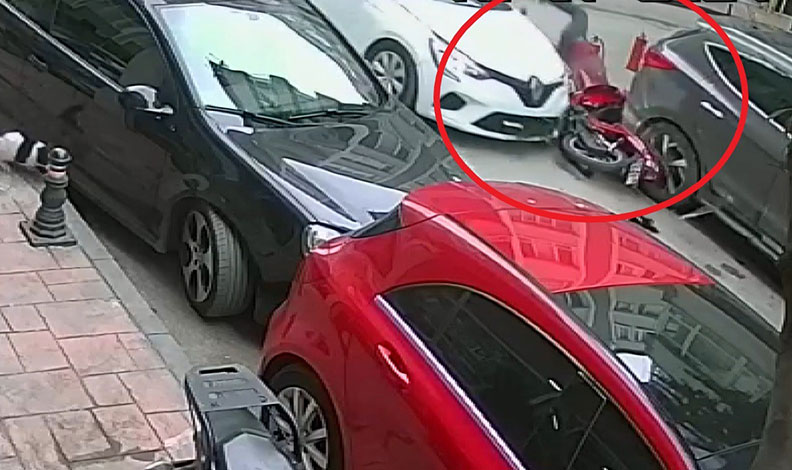 Otomobilin çarptığı motosikletli havada takla attı