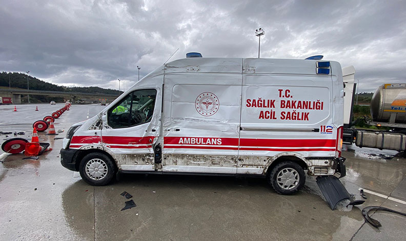 Bursa’da hastaneden dönen ambulansa tır çarptı