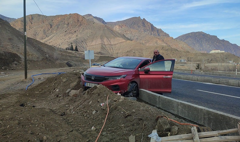 Virajı alamayan otomobil bordür taşlarına çarptı
