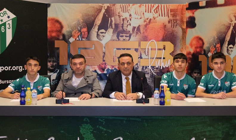 Bursaspor’da 6 futbolcu daha profesyonel oldu
