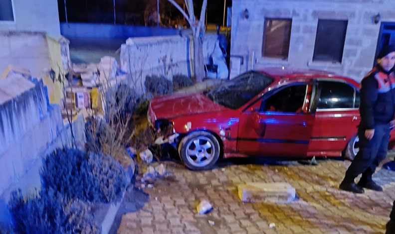 Kontrolden çıkan otomobil iş yerinin bahçesine uçtu