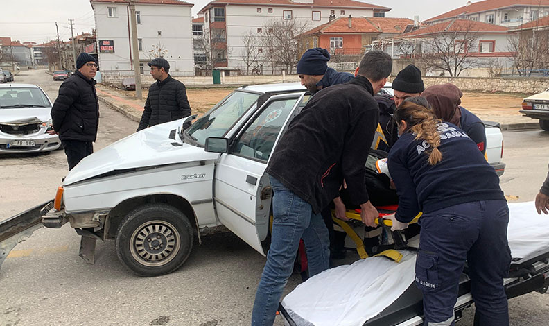 Karaman’da 2 otomobil çarpıştı: 1 yaralı