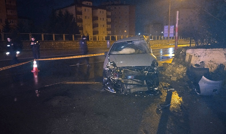 Kontrolden çıkan araç duvara çarptı: 2 yaralı
