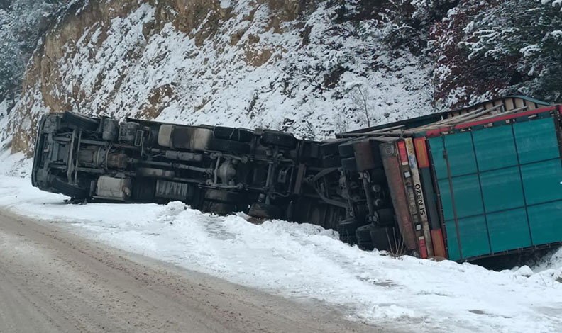 Buzlu yolda kontrolden çıkan kamyon devrildi