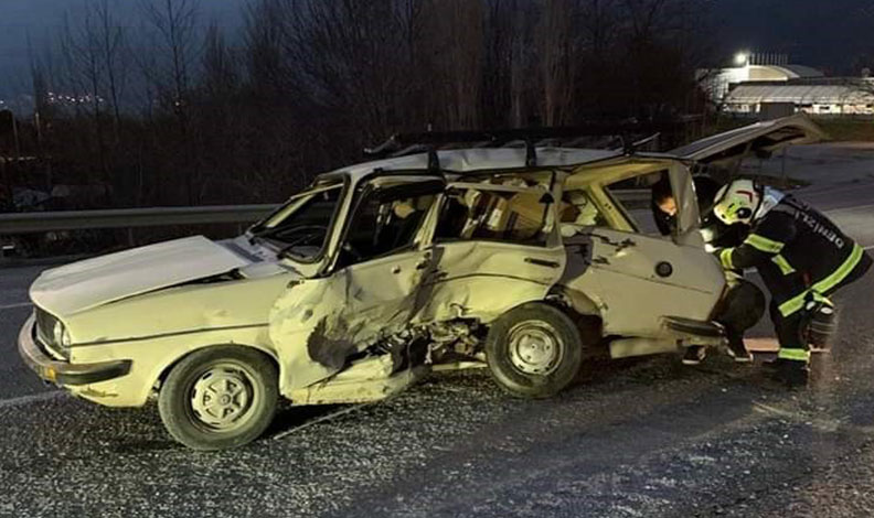 Otomobilde sıkışan iki yaralıyı itfaiye kurtardı