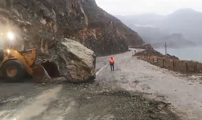 Artvin’de karayoluna kaya düştü