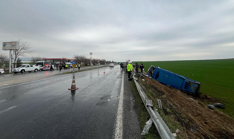 Diyarbakır’da cezaevi aracı devrildi: 13 yaralı