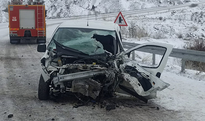 Sivas’ta minibüs ile otomobil çarpıştı: 26 yaralı