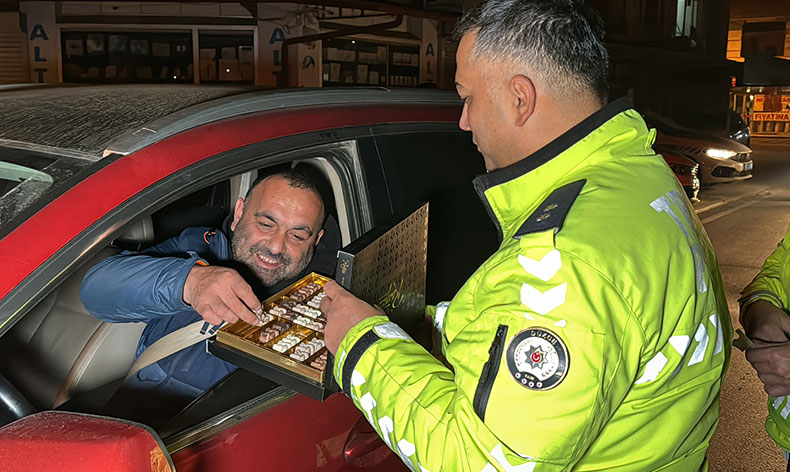 Polis bu sefer çikolata dağıttı