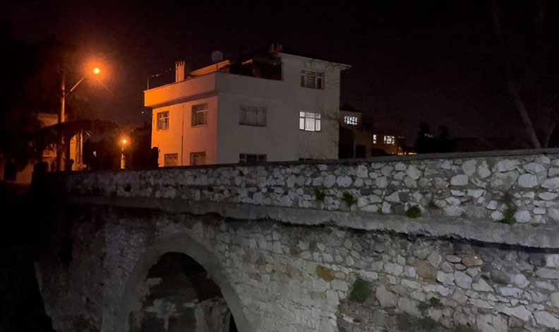 Bursa’da 16 yaşındaki kız tarihi köprüden aşağı düştü